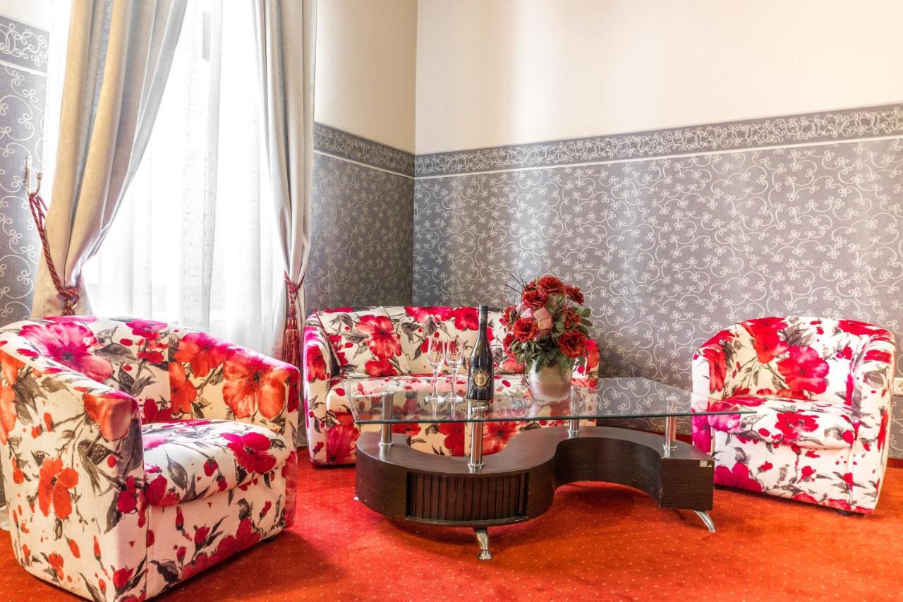 Hotel Ferdinand Хацег Экстерьер фото
