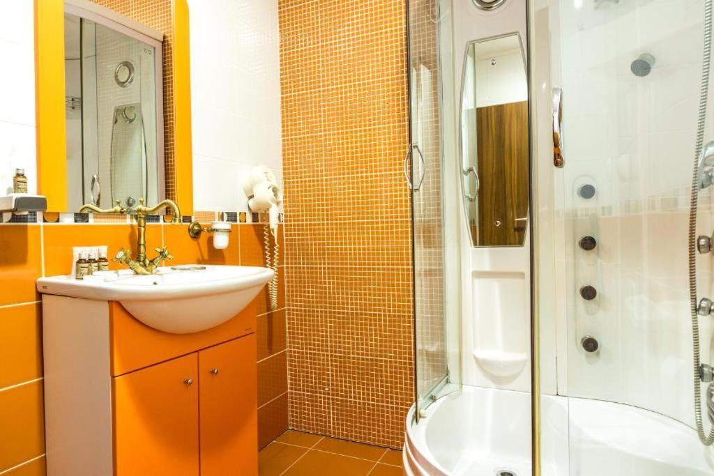 Hotel Ferdinand Хацег Экстерьер фото