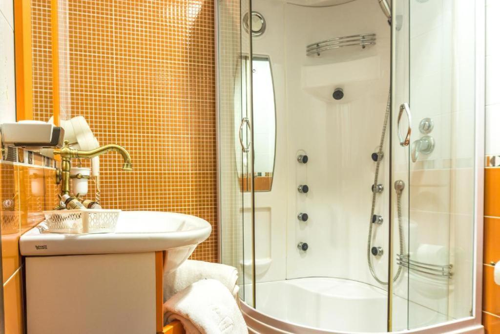 Hotel Ferdinand Хацег Экстерьер фото
